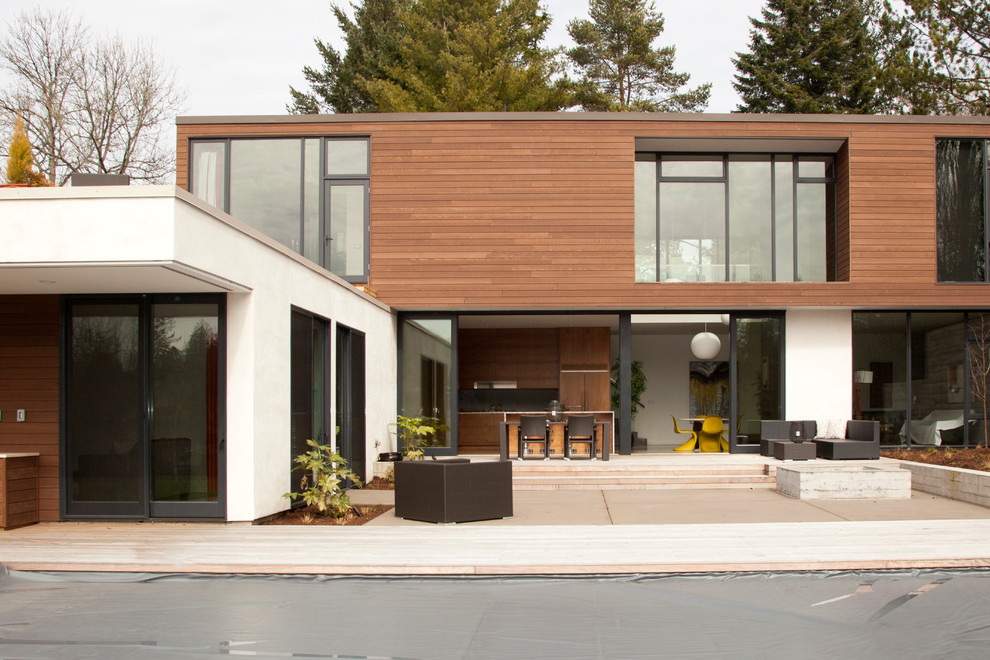 Idee per la facciata di una casa moderna a due piani di medie dimensioni con rivestimento in legno e tetto piano