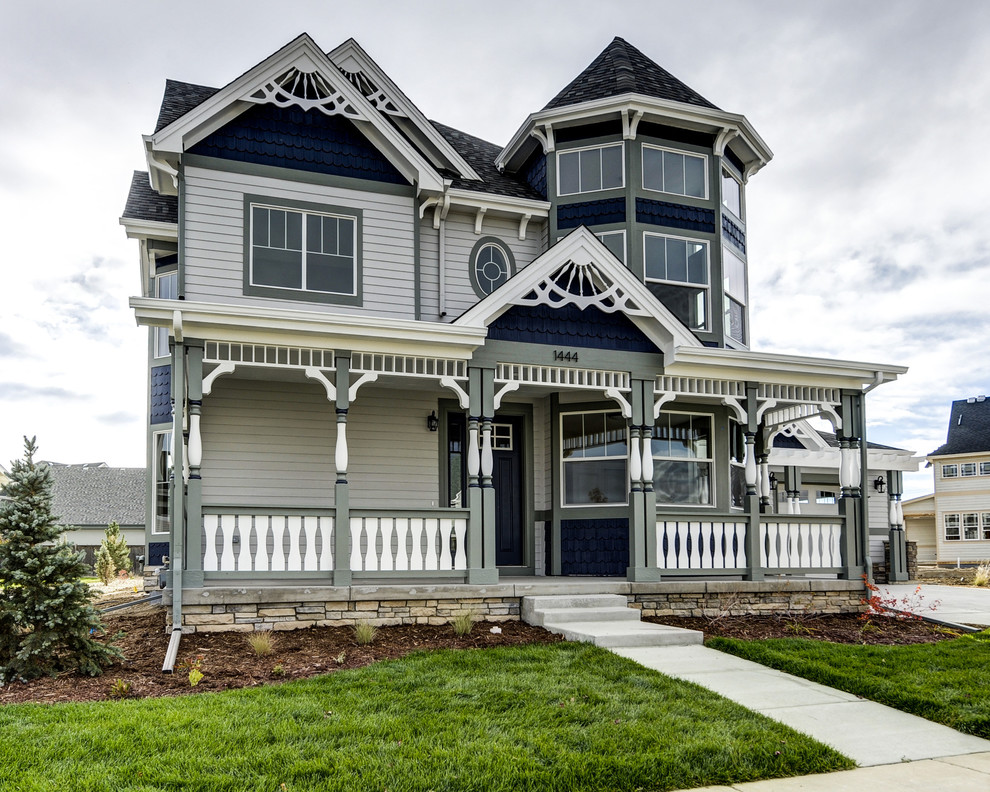 Diseño de fachada de casa multicolor clásica de dos plantas con revestimiento de madera, tejado a dos aguas y tejado de teja de madera