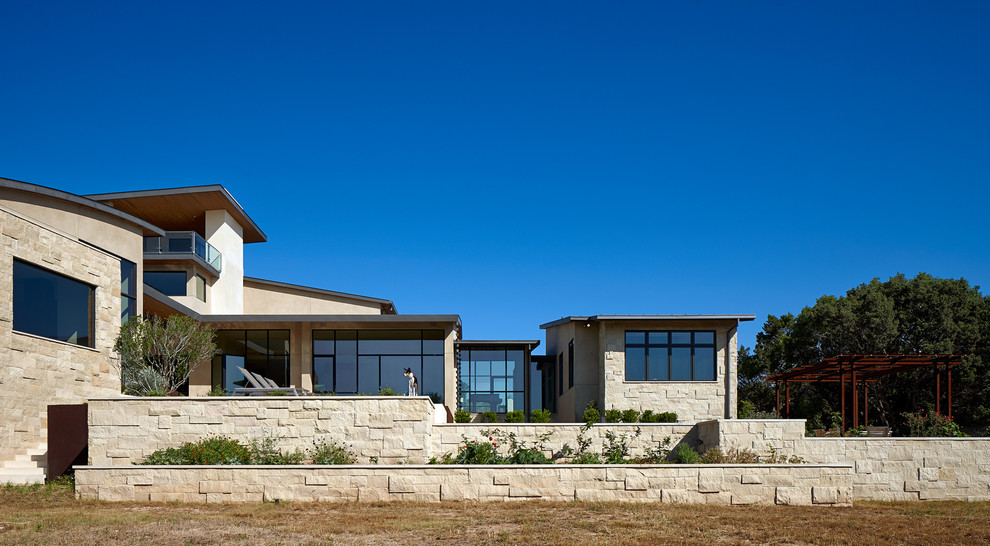Immagine della villa bianca contemporanea a tre piani con copertura in metallo o lamiera