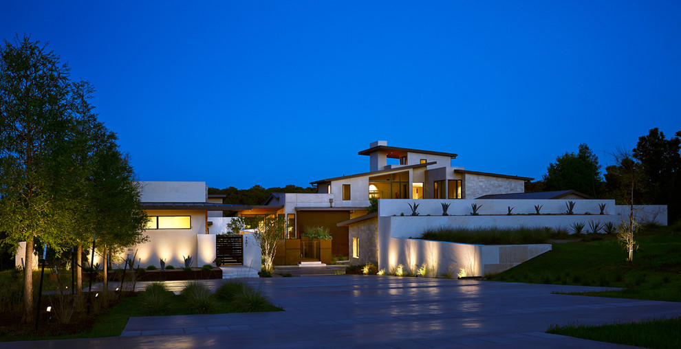 Dreistöckiges Modernes Einfamilienhaus mit Mix-Fassade, beiger Fassadenfarbe, Pultdach und Misch-Dachdeckung in Austin