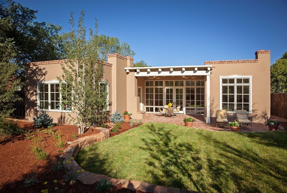 Mittelgroßes, Einstöckiges Mediterranes Haus mit brauner Fassadenfarbe und Flachdach in Albuquerque