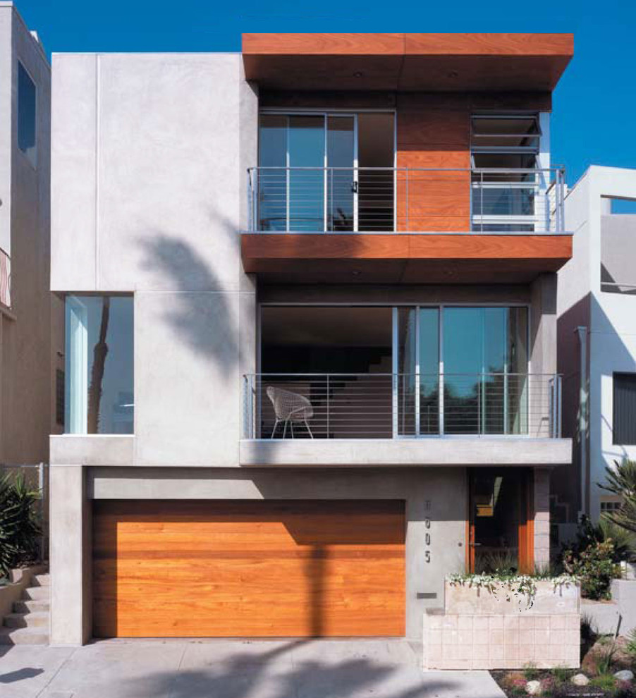 Immagine della facciata di una casa moderna a tre piani di medie dimensioni con rivestimento in cemento