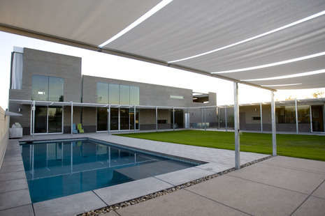 Modelo de fachada de casa gris minimalista extra grande de dos plantas con revestimiento de vidrio, tejado plano y tejado de varios materiales