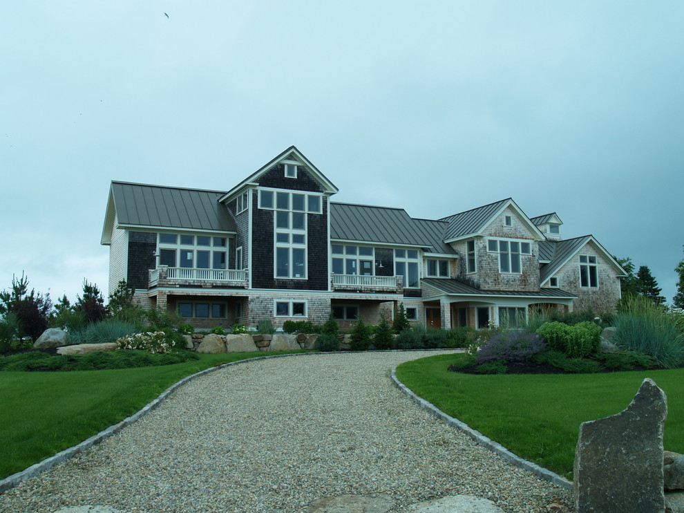 Esempio della facciata di una casa ampia marrone stile marinaro a due piani con rivestimento in legno e tetto a padiglione
