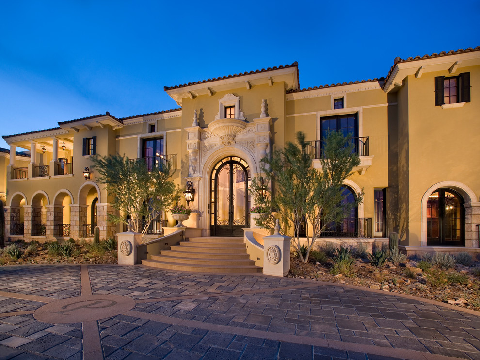 フェニックスにあるラグジュアリーな巨大なトラディショナルスタイルのおしゃれな家の外観 (石材サイディング) の写真