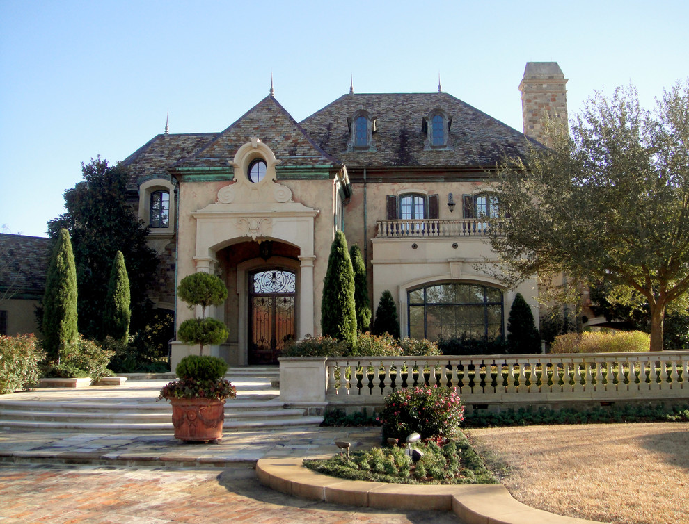 Ispirazione per la villa grande beige classica a tre piani con rivestimento in stucco, tetto a padiglione e copertura a scandole