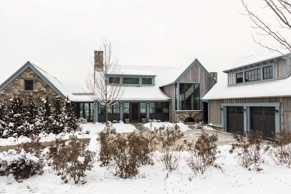 Imagen de fachada marrón de estilo de casa de campo de dos plantas con revestimiento de madera y tejado a dos aguas
