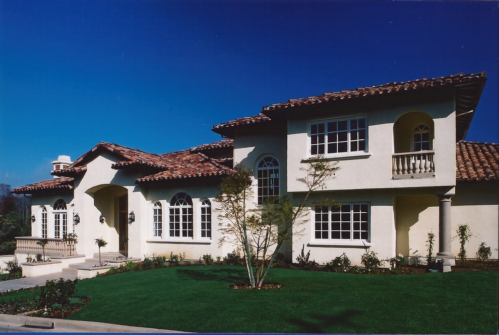 サンディエゴにある地中海スタイルのおしゃれな家の外観の写真