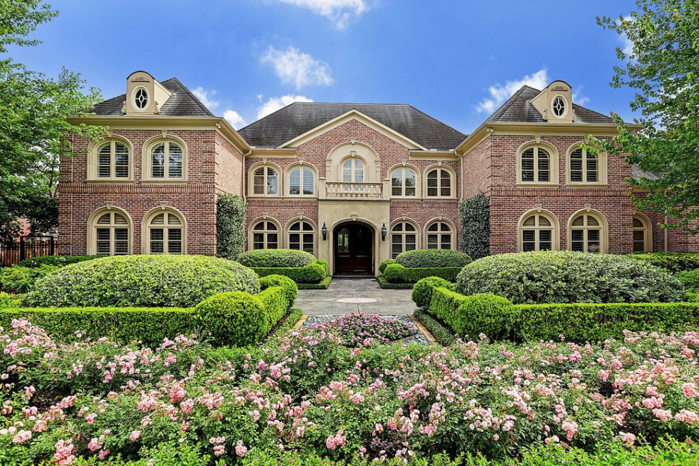 Elegant exterior home photo in Houston