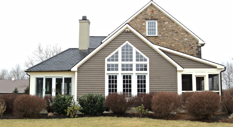 Geräumige, Zweistöckige Landhausstil Holzfassade Haus mit beiger Fassadenfarbe in Philadelphia