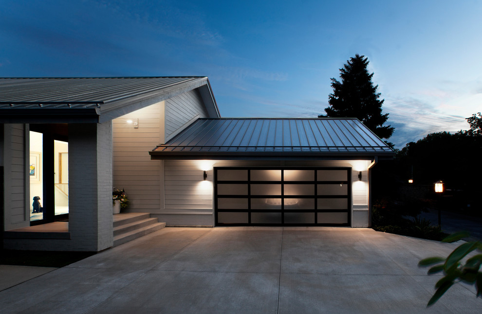 На фото: двухэтажный, деревянный, бежевый частный загородный дом среднего размера в стиле модернизм с двускатной крышей и металлической крышей с
