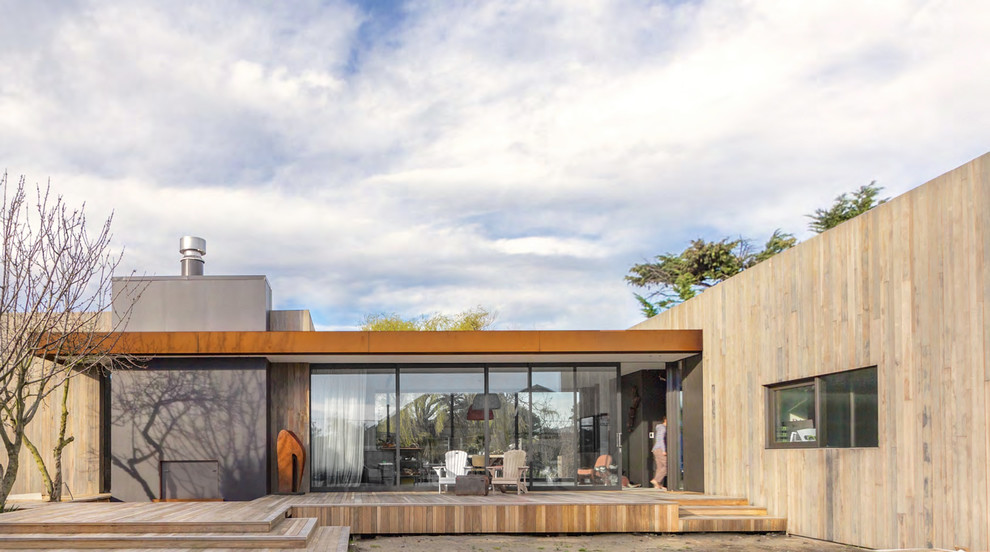Ispirazione per la villa contemporanea a un piano di medie dimensioni con rivestimento in legno