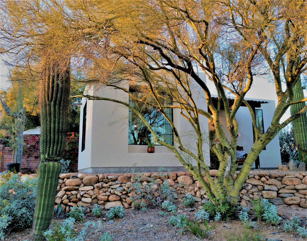 Kleines, Einstöckiges Mediterranes Einfamilienhaus mit Putzfassade, weißer Fassadenfarbe und Flachdach in Phoenix
