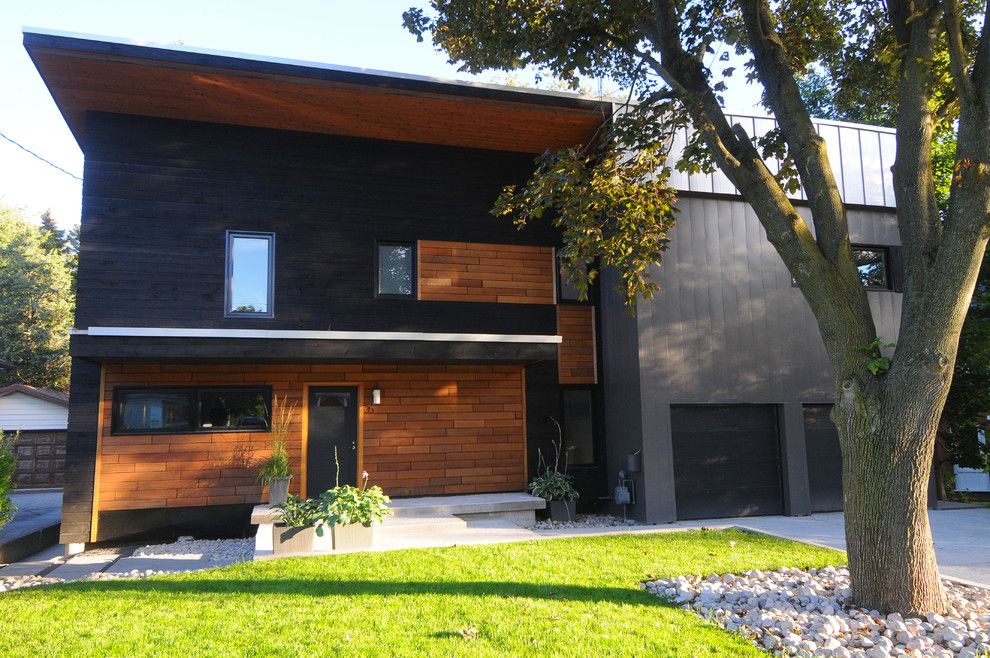 Свежая идея для дизайна: двухэтажный, серый дом среднего размера в современном стиле с облицовкой из металла и плоской крышей - отличное фото интерьера