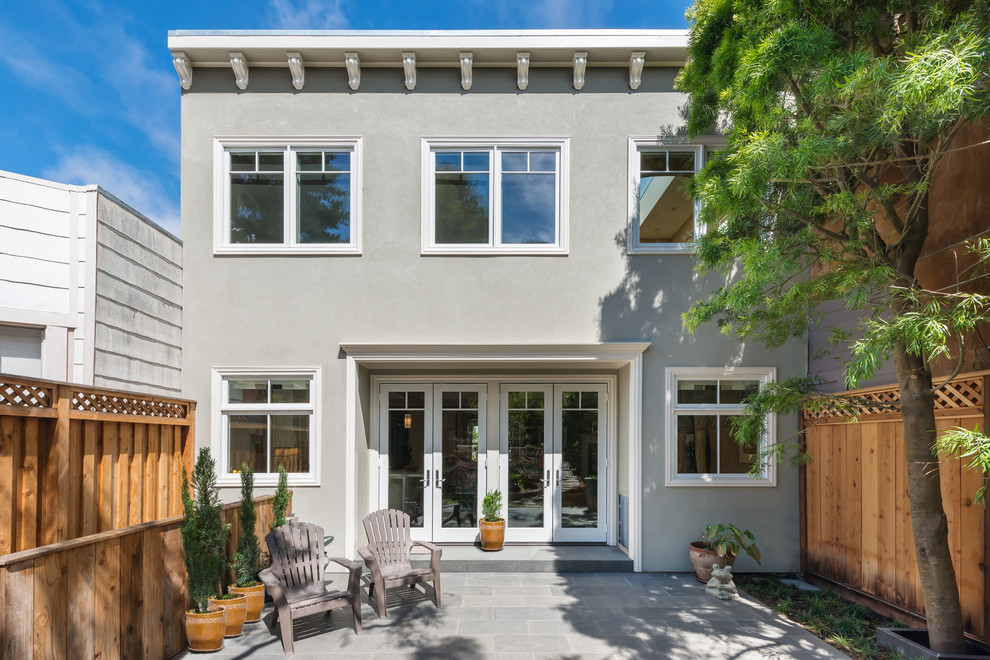 Dreistöckiges Modernes Haus mit beiger Fassadenfarbe und Flachdach in San Francisco