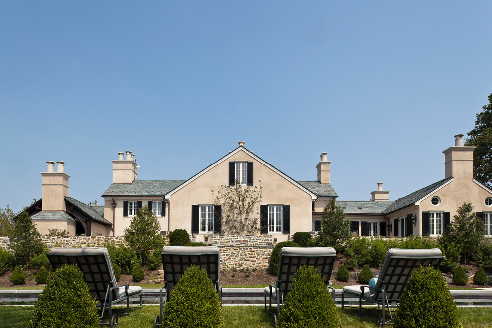 Idées déco pour une grande façade de maison classique à un étage.