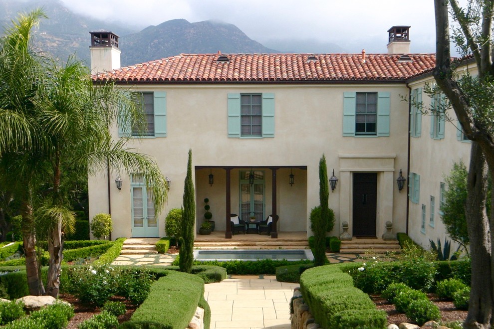 Diseño de fachada de casa beige mediterránea de dos plantas con tejado a cuatro aguas y tejado de teja de barro
