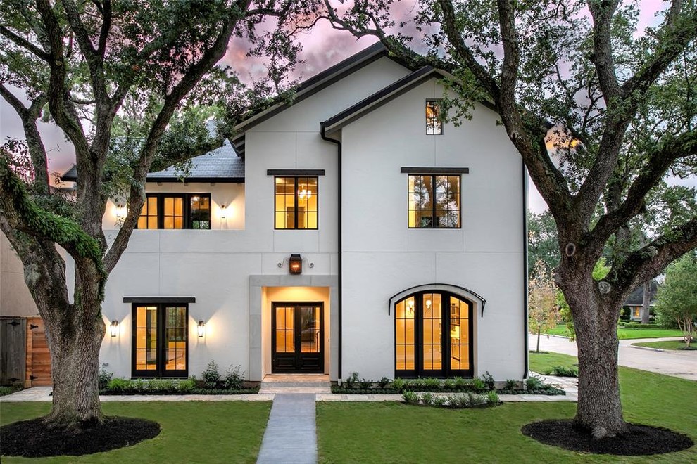 Свежая идея для дизайна: большой, трехэтажный, белый частный загородный дом в стиле неоклассика (современная классика) с облицовкой из цементной штукатурки, двускатной крышей и крышей из гибкой черепицы - отличное фото интерьера