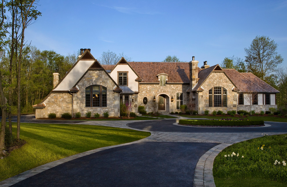 Geräumiges, Zweistöckiges Klassisches Einfamilienhaus mit Steinfassade, beiger Fassadenfarbe, Halbwalmdach und Schindeldach in Chicago
