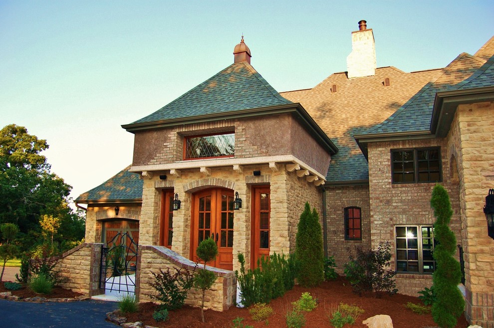 На фото: большой, двухэтажный, коричневый дом в средиземноморском стиле с комбинированной облицовкой и вальмовой крышей