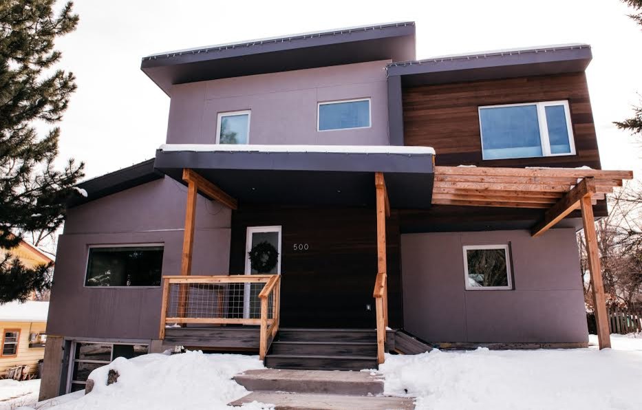 Mittelgroßes, Zweistöckiges Modernes Haus mit Mix-Fassade, grauer Fassadenfarbe und Flachdach in Denver