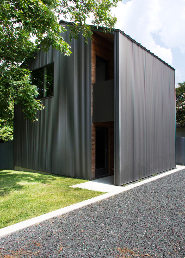 Diseño de fachada gris clásica renovada de tamaño medio de dos plantas con revestimiento de metal