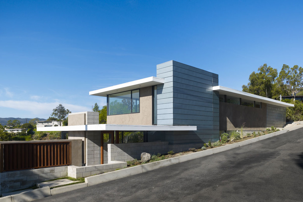 Modelo de fachada marrón contemporánea de tamaño medio de dos plantas con revestimiento de aglomerado de cemento y tejado plano