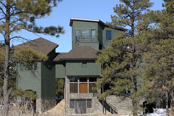 Cette image montre une grande façade de maison verte vintage à deux étages et plus avec un revêtement mixte, un toit à quatre pans et un toit en shingle.