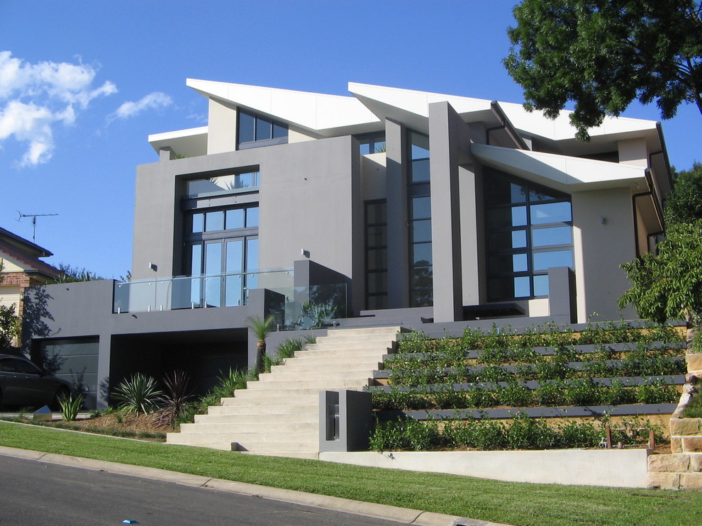 Exempel på ett stort modernt grått hus, med två våningar