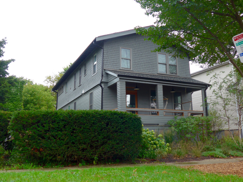 Cette image montre une façade de maison grise rustique en panneau de béton fibré de taille moyenne et à un étage avec un toit à deux pans et un toit en shingle.