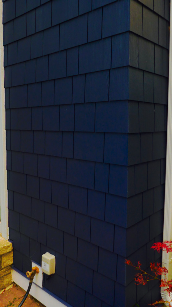 Inspiration pour une façade de maison bleue traditionnelle en panneau de béton fibré de taille moyenne et à un étage avec un toit en shingle et un toit à deux pans.