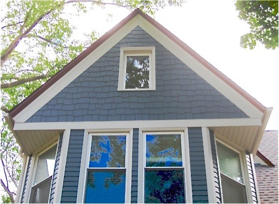 Идея дизайна: трехэтажный, синий дом среднего размера в викторианском стиле с облицовкой из ЦСП