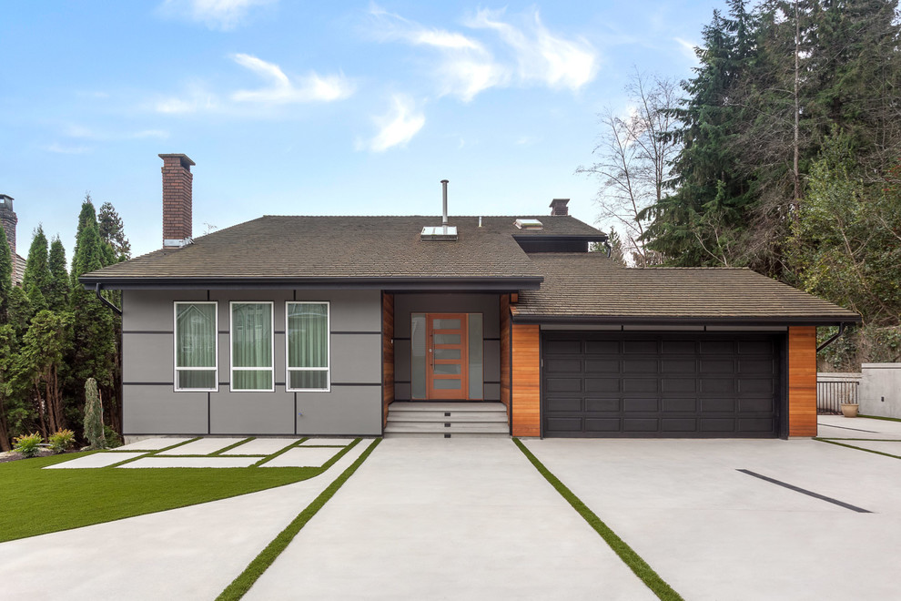 Cette image montre une façade de maison grise minimaliste en bois de taille moyenne et à deux étages et plus avec un toit à deux pans.