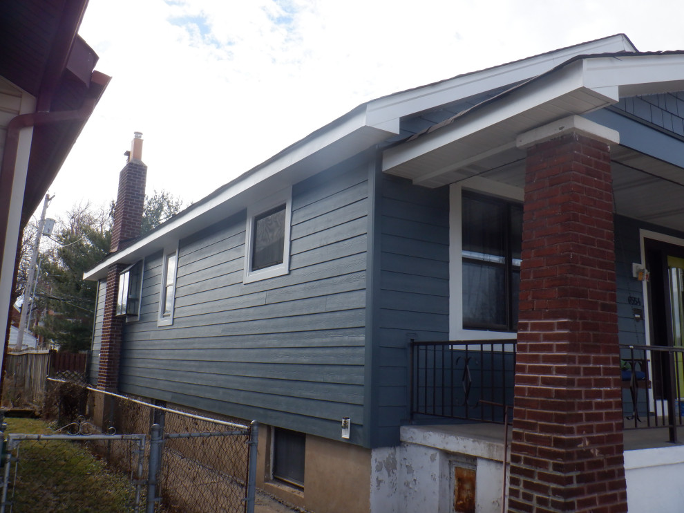セントルイスにあるお手頃価格の小さなトラディショナルスタイルのおしゃれな家の外観 (コンクリート繊維板サイディング) の写真