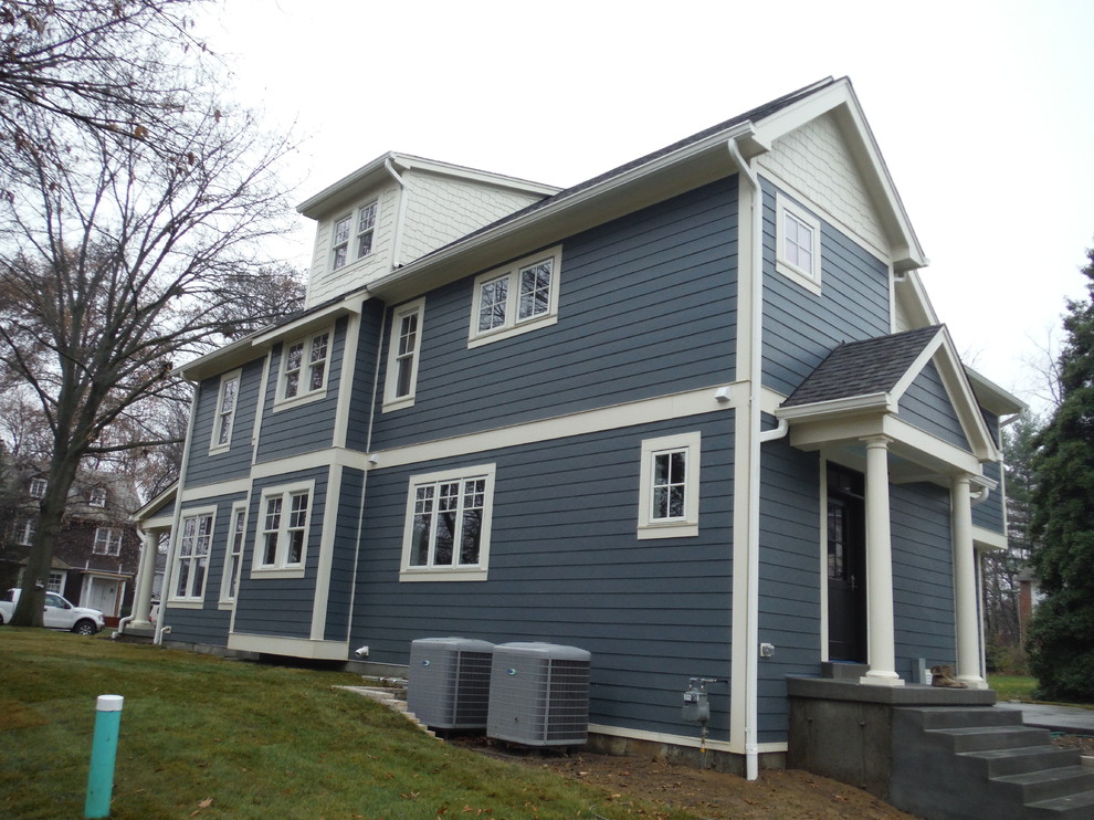 Стильный дизайн: большой, двухэтажный, синий дом в стиле неоклассика (современная классика) с облицовкой из ЦСП - последний тренд