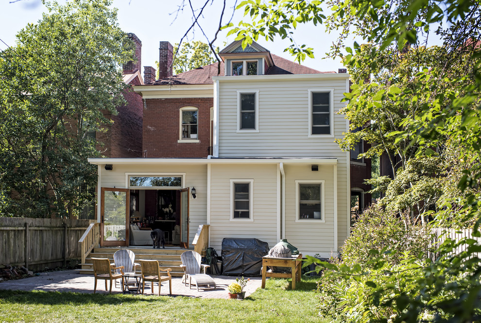 Mittelgroßes, Zweistöckiges Klassisches Haus mit Faserzement-Fassade und beiger Fassadenfarbe in Louisville