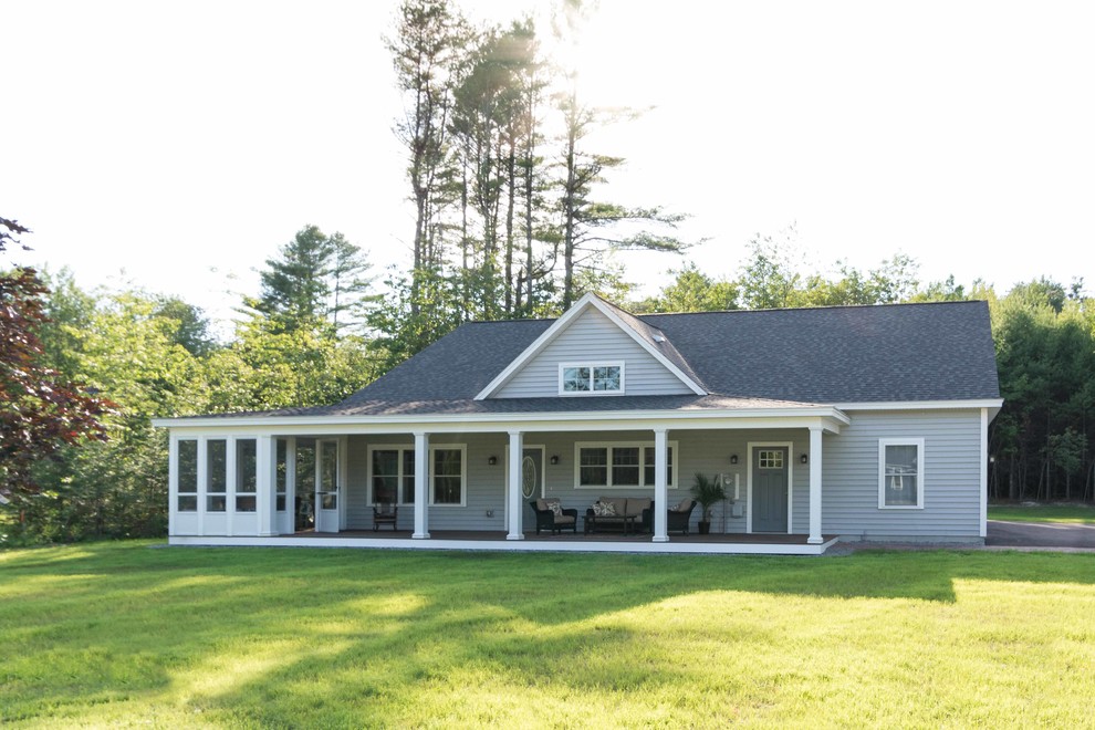 Mittelgroßes, Einstöckiges Klassisches Einfamilienhaus mit Vinylfassade, grauer Fassadenfarbe, Satteldach und Schindeldach in Portland Maine