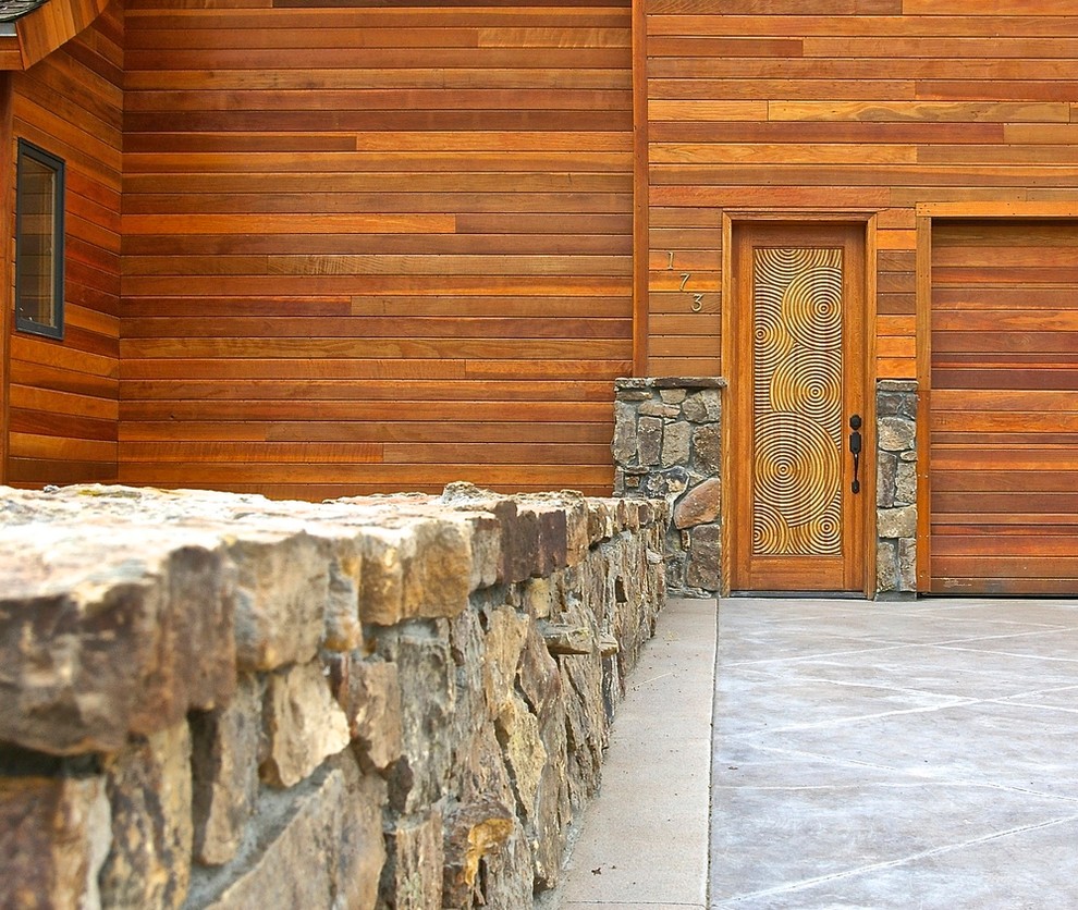 Diseño de fachada roja minimalista con revestimiento de madera y tejado de un solo tendido