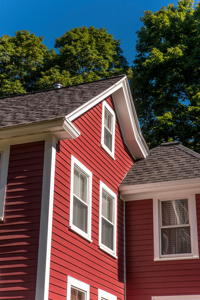 Foto de fachada de casa roja clásica grande de tres plantas con revestimientos combinados, tejado a dos aguas y tejado de teja de madera