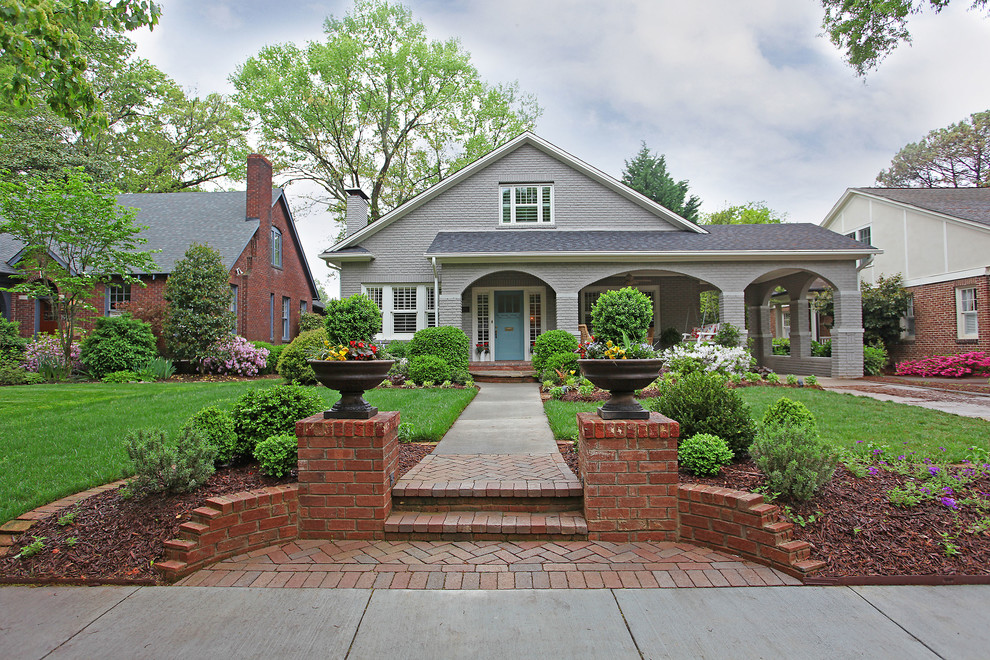 Inspiration pour une façade de maison grise craftsman en brique à un étage.