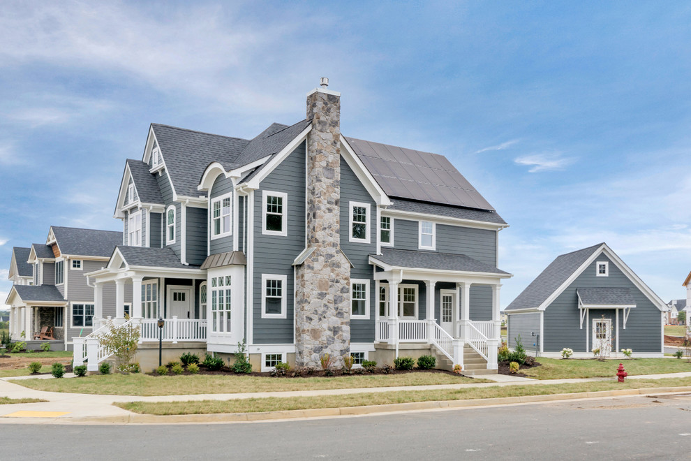 Großes, Zweistöckiges Rustikales Einfamilienhaus mit Faserzement-Fassade, blauer Fassadenfarbe, Satteldach und Schindeldach in Sonstige