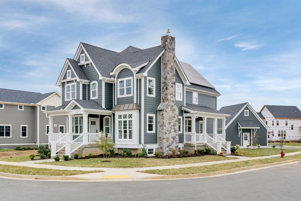 Großes, Zweistöckiges Uriges Einfamilienhaus mit Faserzement-Fassade, blauer Fassadenfarbe, Satteldach und Schindeldach in Sonstige