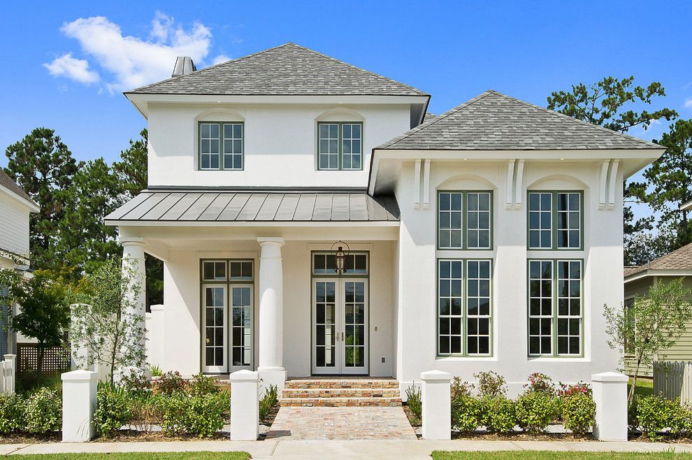 Свежая идея для дизайна: белый дом в классическом стиле с вальмовой крышей - отличное фото интерьера