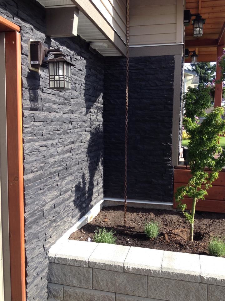Modernes Haus mit Betonfassade und schwarzer Fassadenfarbe in Vancouver