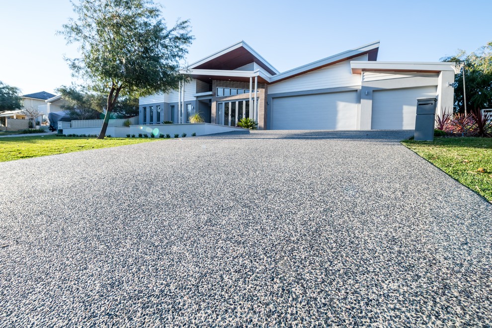 Exposed aggregate Driveway for a Modern Home in Perth Contemporáneo Fachada Perth Houzz