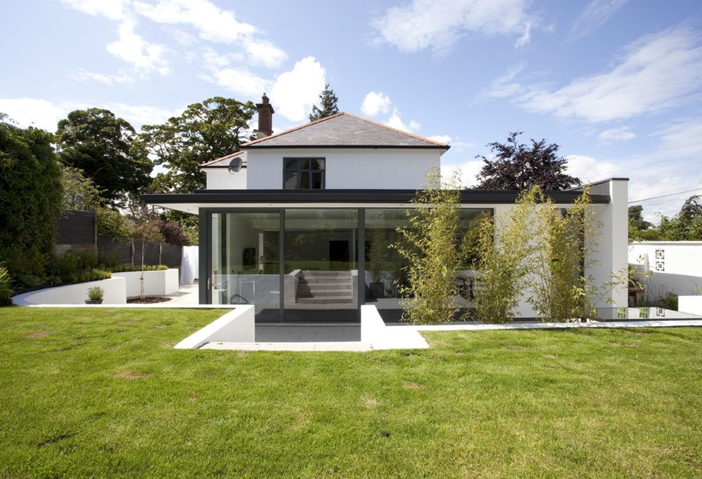 Inspiration for a contemporary render house exterior in Dublin.