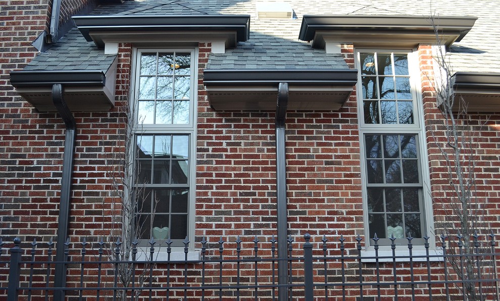 Zweistöckiges, Mittelgroßes Klassisches Einfamilienhaus mit Backsteinfassade, roter Fassadenfarbe, Satteldach und Schindeldach in St. Louis