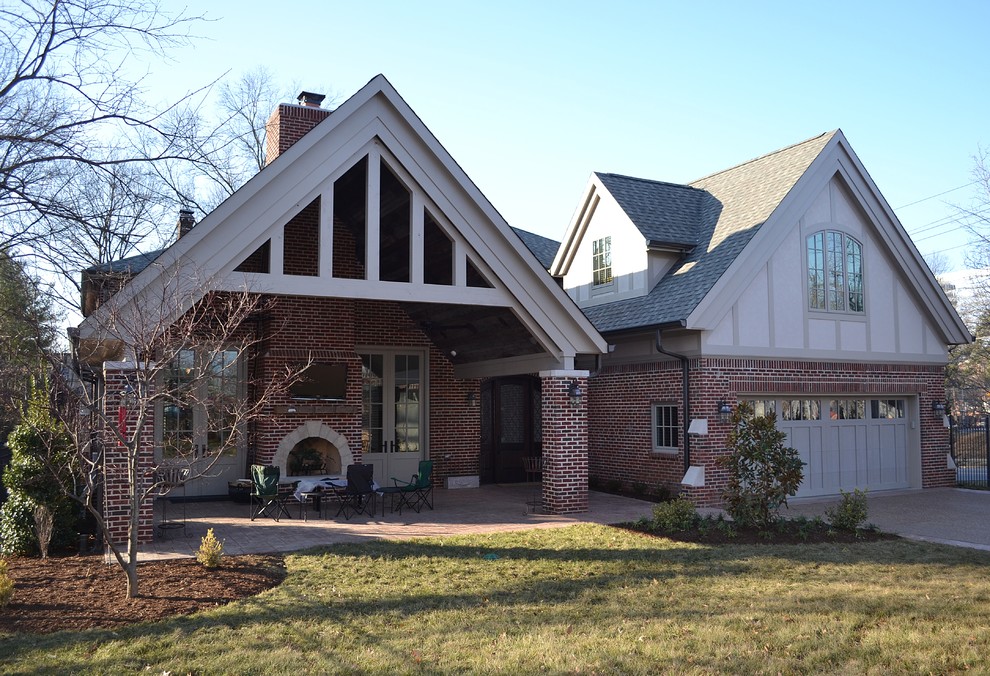 Mittelgroßes, Zweistöckiges Klassisches Einfamilienhaus mit Backsteinfassade, roter Fassadenfarbe, Satteldach und Schindeldach in St. Louis