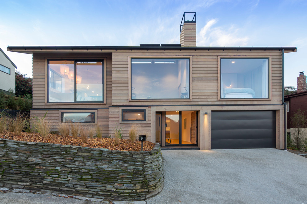Inspiration pour une façade de maison marron design en bois à un étage.