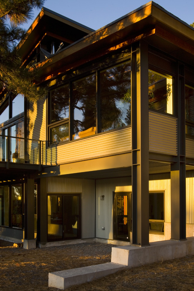 Свежая идея для дизайна: дом в современном стиле с облицовкой из металла - отличное фото интерьера